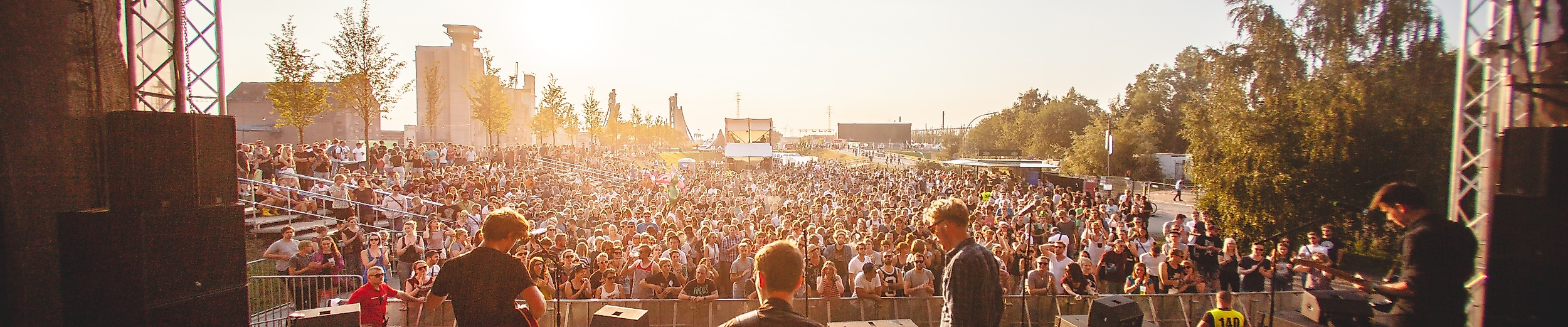 Blick von der Bühne auf das Publikum beim MS Dockville Festival in Hamburg bei Sonnenuntergang