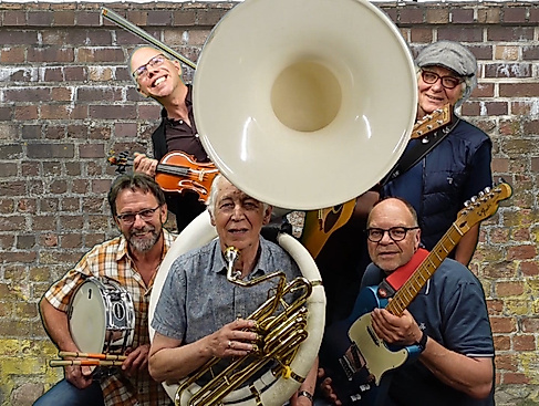 Musikgruppe vor Backsteinmauer