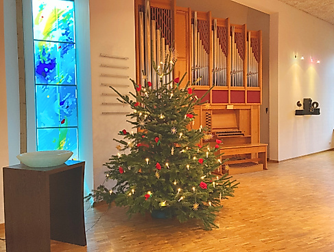Weihnachtsbaum vor der Orgel im Gottesdienstraum