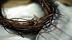 Dornenkranz auf einem Tuch