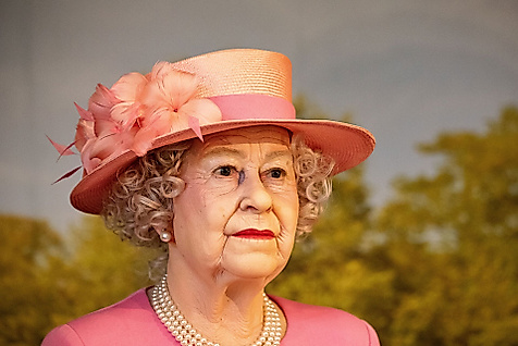 Wachsfigur von Queen Elizabeth II. mit rosa Hut als britisches Kultursymbol in Hamburg