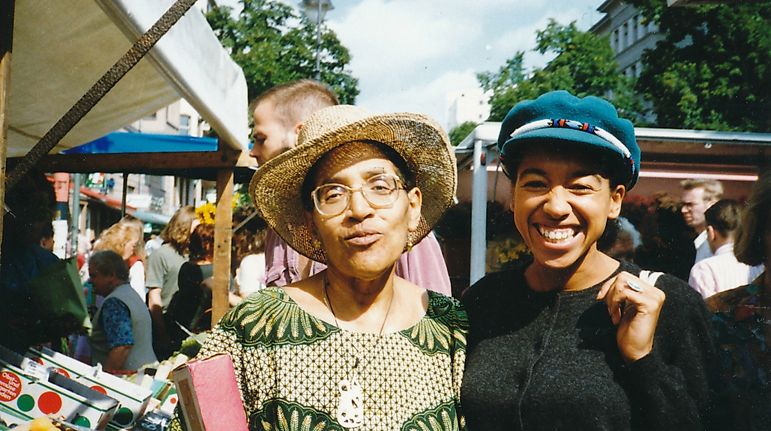 Audre Lorde und May Ayim auf dem Winterfeldmarkt in Berlin Schöneberg, 1991