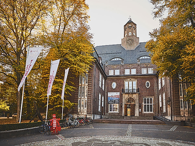 Museum für Hamburgische Geschichte mit herbstlich gefärbten Bäumen und Fahnen im Vorhof