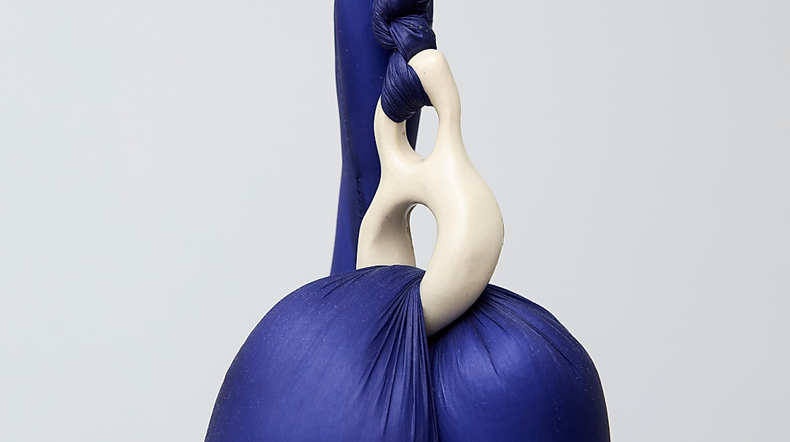 Julia Schulze Darup , Verlorene Wimpern, 155 x 38 x 20 cm, glasierte Keramik, Polyester, Faden, 2024; Foto: Lisa Winter