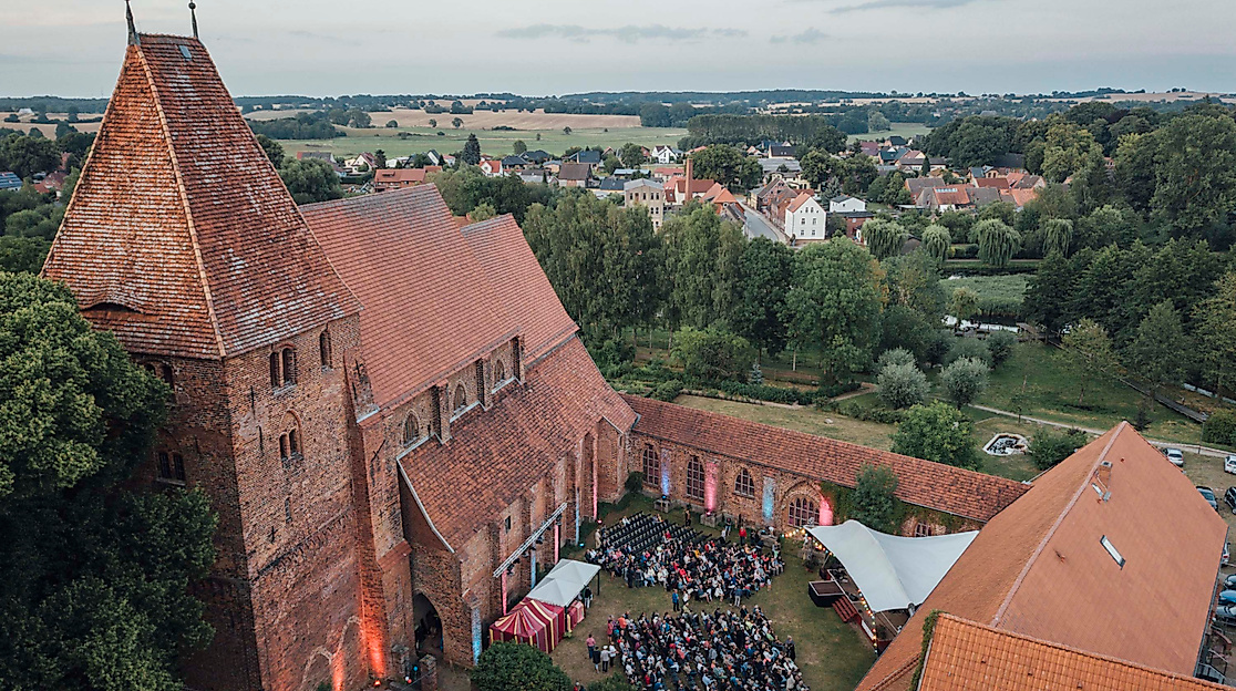 Open-Air-Konzert im Innenhof einer historischen Kirche