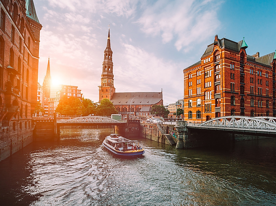 Kanal mit Barkasse in der UNESCO Speicherstadt in Hamburg