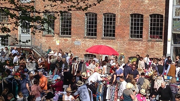 Flohmarkt auf dem Hof