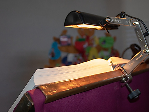 Lesepult der Dankeskirche mit Bibel und Licht