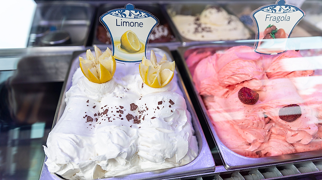 Eistheke mit verschiedenen Eissorten in einer Hamburger Eisdiele.