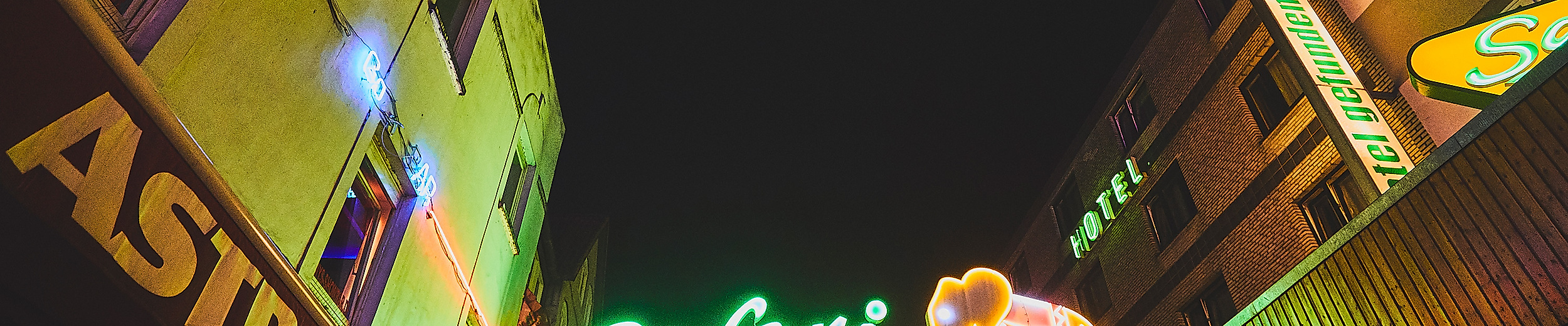 Neonbeleuchteter Eingang zum Safari-Club auf der Großen Freiheit bei Nacht mit Kiezreklamen