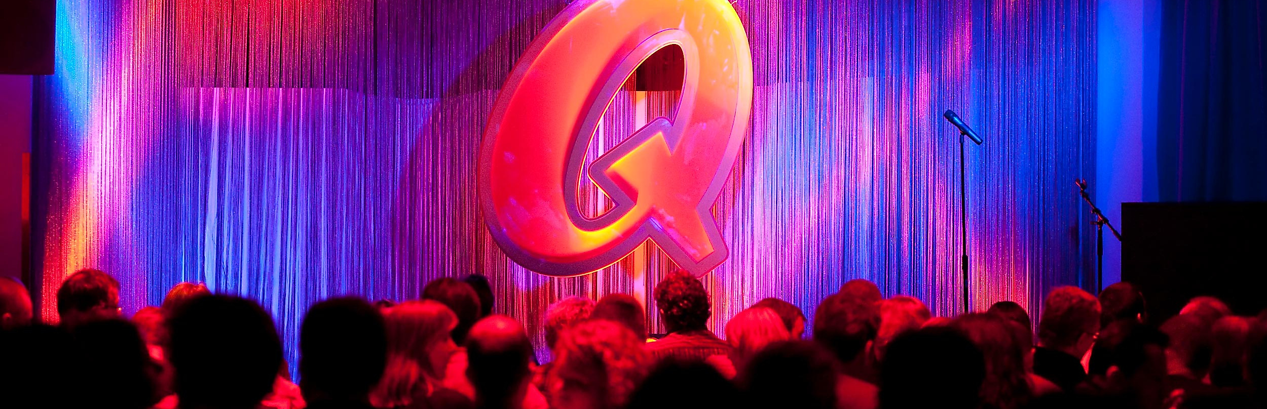 Quatsch Comedy Club Bühne mit einem Q im Zentrum