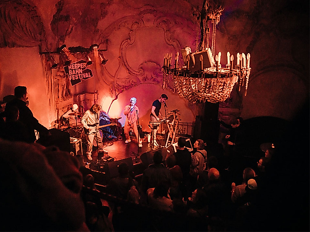 Konzert in der stimmungsvoll beleuchteten Prinzenbar mit Kronleuchter und historischem Ambiente