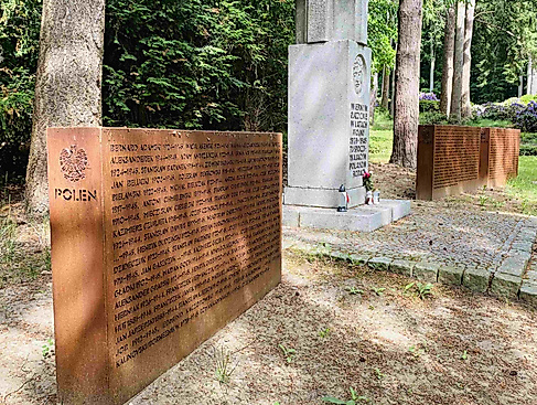 Tafeln mit Namen der polnischen Opfer auf dem Cap-Arcona-Ehrenfriedhof in Haffkrug.
