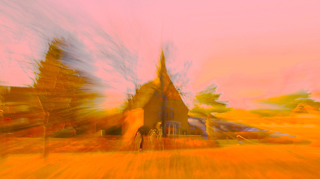 Mit der ICM Technik verfremdete Fotografie einer Kirche.