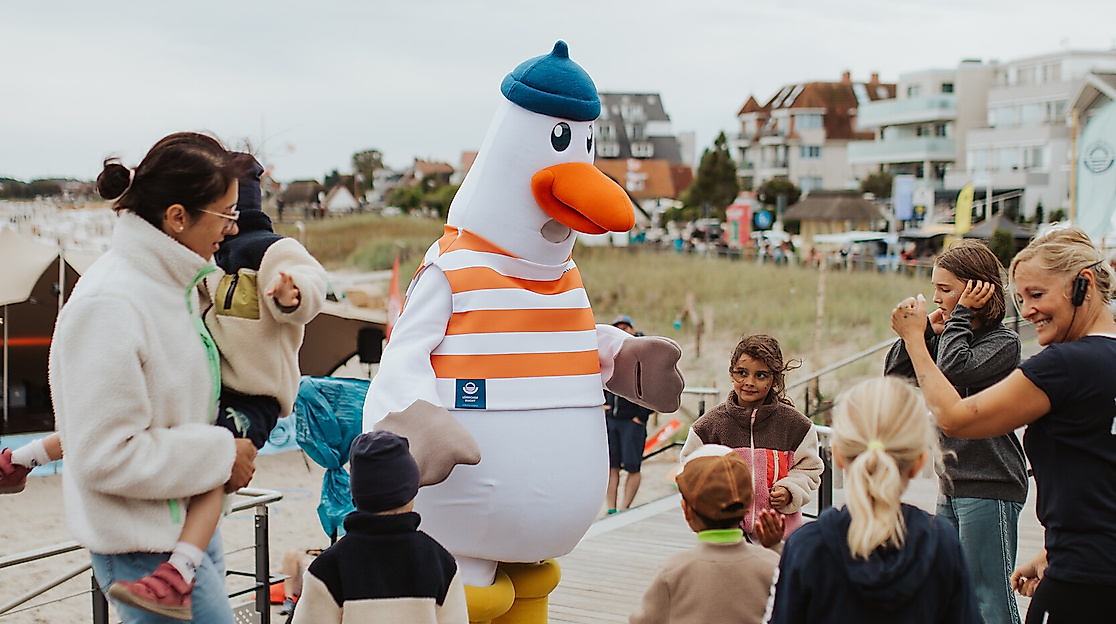 Seebrückenfest Haffkrug 2025 Mads Möwe mit Kindern © TALB Joelle Dörnath