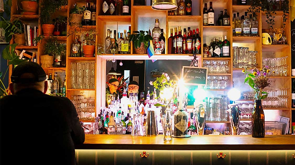 Generiere einen Alt-Text für dieses Bild, das auf der Landingpage im Bereich Hamburg für die queere Community.