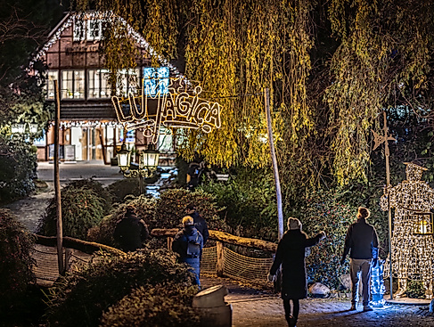 Interaktiver Nachtwächter begrüßt am Eingang bei LUMAGICA Schwarze Berge