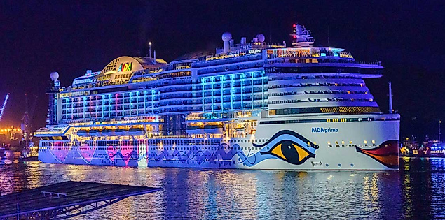 Majestätisch beleuchtetes Kreuzfahrtschiff mit strahlendem Lichterspiel auf der Elbe – das ikonische AIDA-Lächeln leuchtet im Wasser, während der nächtliche Hafen im Hintergrund glitzert.