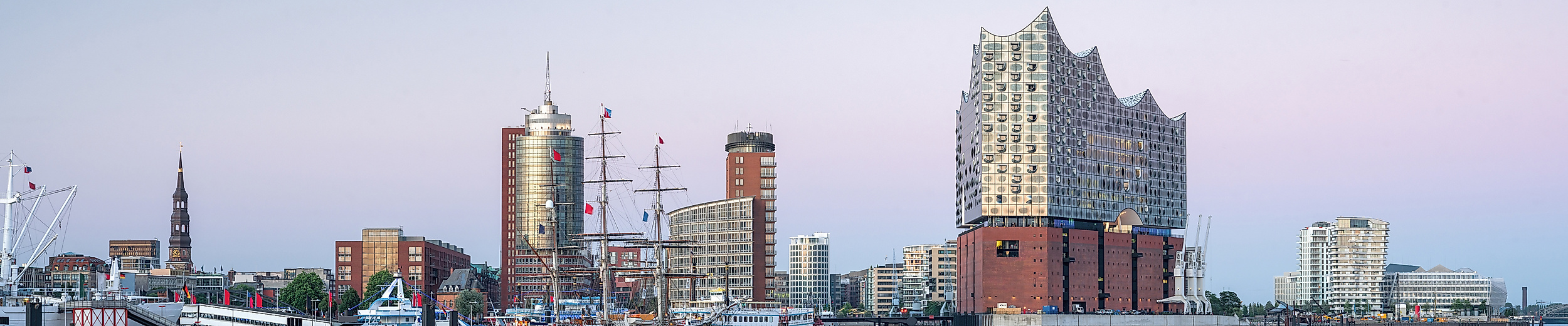 Hamburg Skyline mit Elbphilharmonie und Michel von der gegenüberliegenden Elbseite
