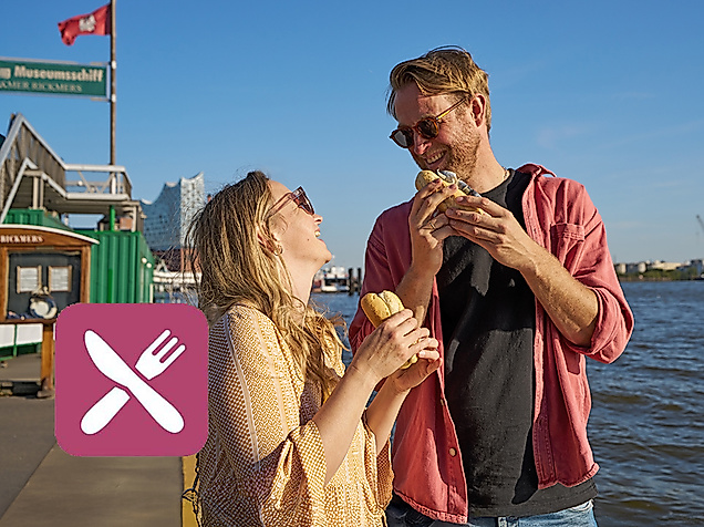 Paar isst Fischbrötchen an den Landungsbrücken Hamburg