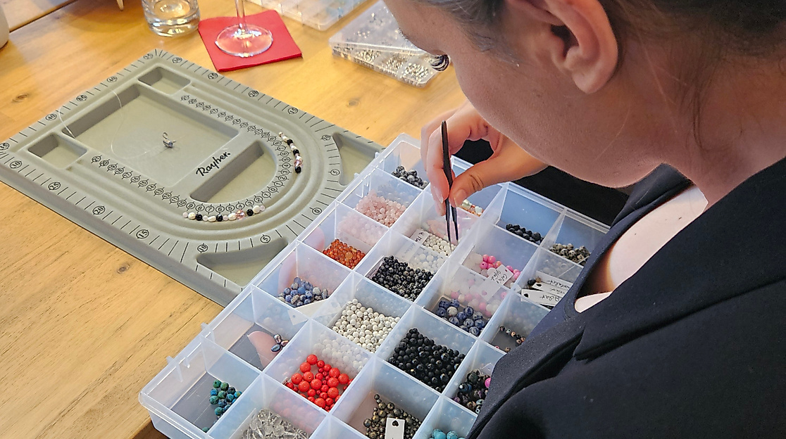 Kreativer Edelstein-Schmuck Workshop an der Ostsee: Gestalte dein individuelles Armband mit hochwertigen Natursteinen in entspannter Atmosphäre – ideal für Freundinnenabende oder kreative Auszeiten.
