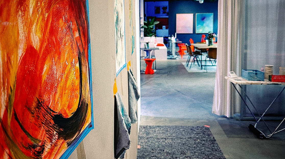 Blick an einem Werk vorbei ins Café Rosa im kultur&gut