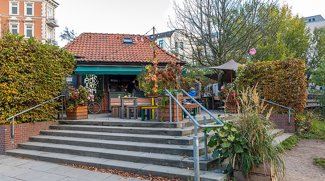 Café Little Amsterdam in Eppendorf mit Terrasse, Treppenaufgang und herbstlicher Bepflanzung