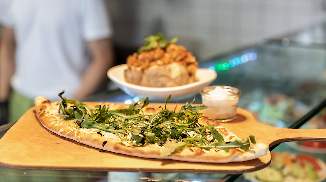 Orientalischer Flammkuchen mit Dipp im Restaurant Morgenland in Hamburg-Winterhude auf Holzbrett serviert