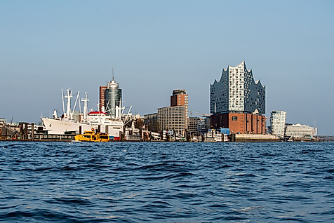 Elbphilharmonie und Cap San Diego