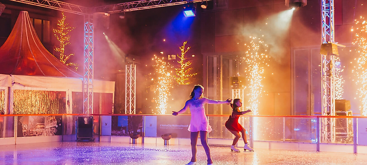 Eislaufbahn-auf-dem-Weihnachtsmarkt-in-der-HafenCity