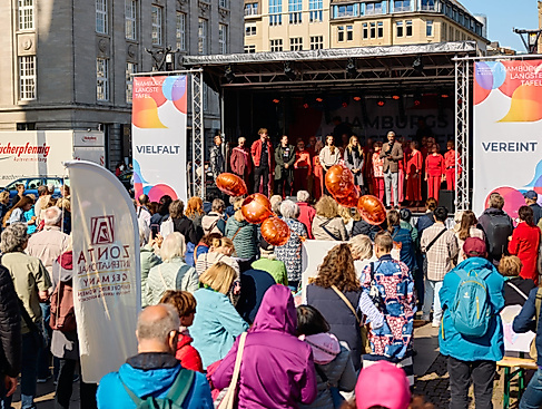 Stiftungsbuero Hamburgs lädt zur Längsten Tafel