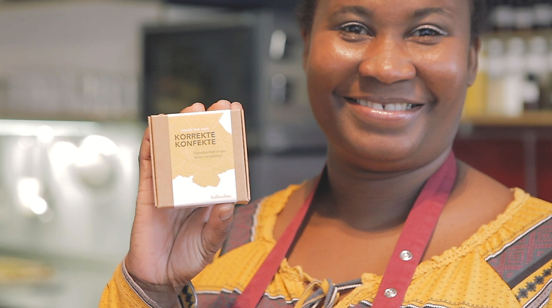 kulturchoc-poi-kulturchoc-stolze-teilnehmerin-mit-korrekten-konfekten_kulturchoc-web-2500x1500