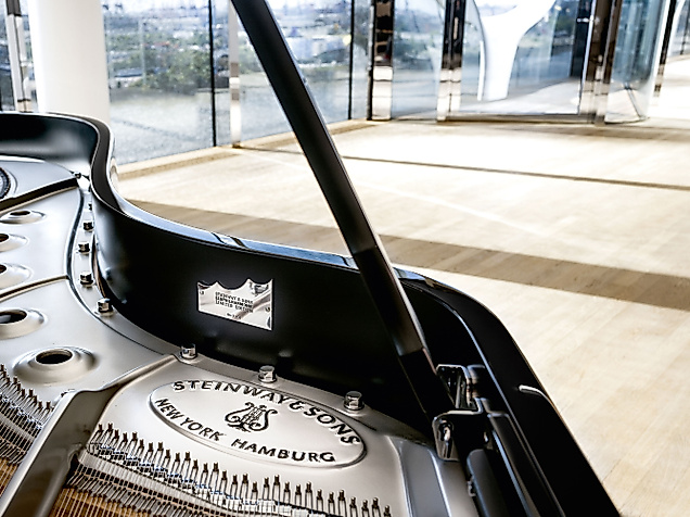Steinway Flügel auf der großen Bühne der Elbphilharmonie 