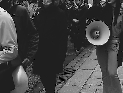 wuetend-schreiben-bildausschnitt-rechteckig-3-zu-2