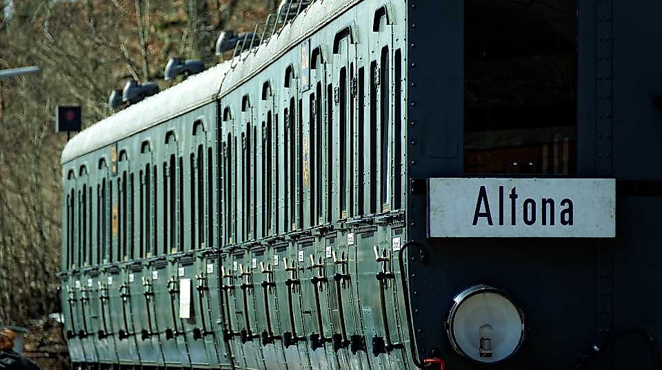 Bildunterschrift: Im Eisenbahnmuseum Lokschuppen Aumühle laden alte Waggons und Lokomotiven zu einer Reise in die Vergangenheit des Hamburger Nahverkehrs ein. (Foto: VVM)
