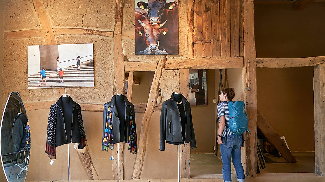 Fotografie und Leder in der Alten Scheune Satemin