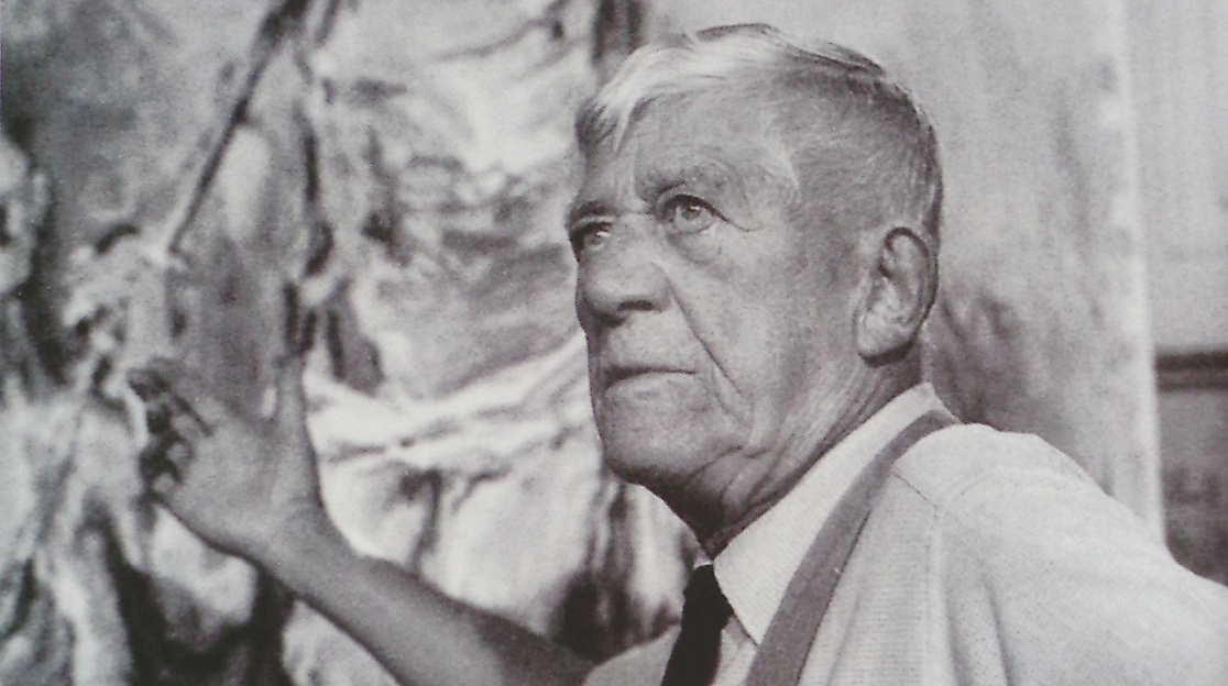 Künstler im Atelier vor Gemälde