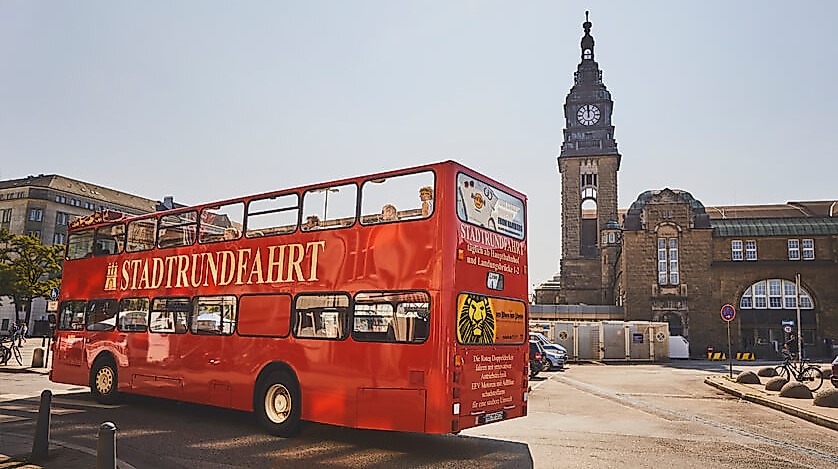 Roter Stadtrundfahrt-Bus in Hamburg