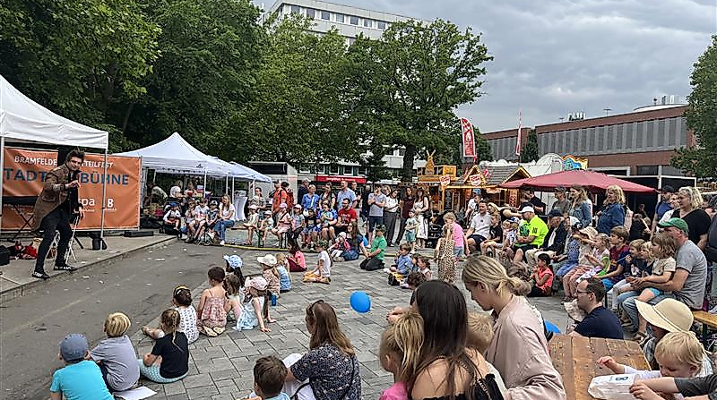 Kinderzauberer auf der Stadtteilbühne