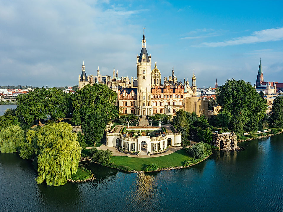 Vogelperspektive auf das Schloss in Schwerin und die umliegenden Gärten