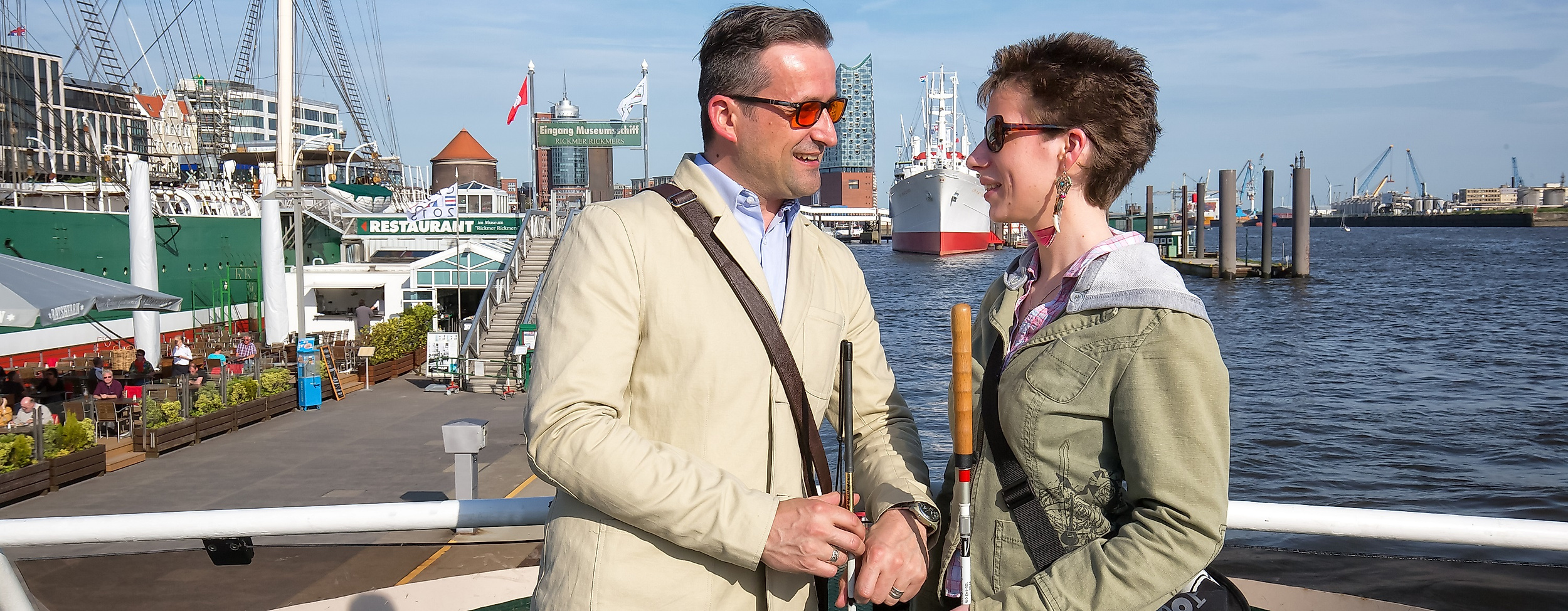 Blindes Paar auf einer Hafenfähre