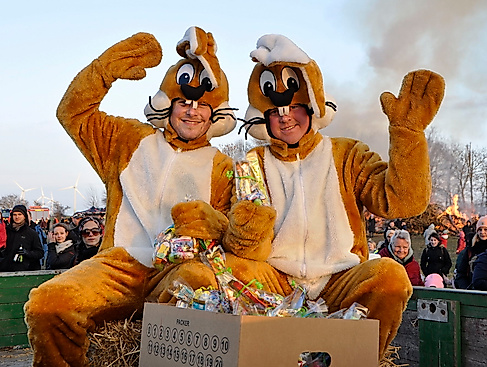 Osterhasen vor dem Osterfeuer