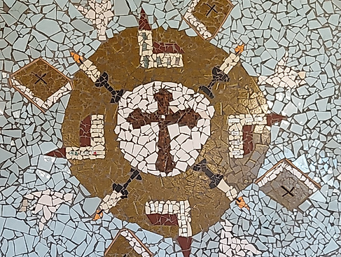 Mosaik zeigt Kerzen, Kirchen und Bibeln
