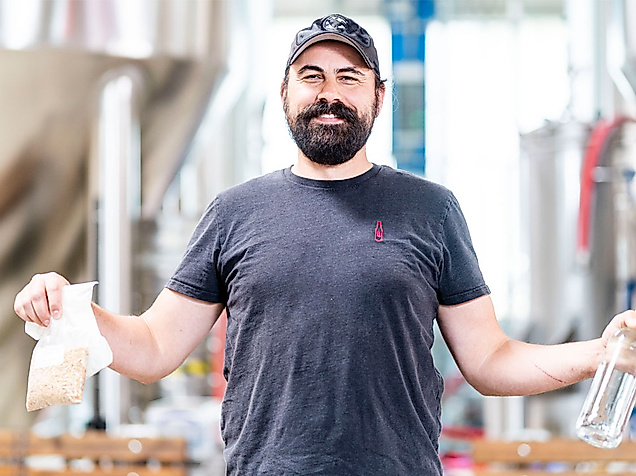 Brauer Tobias Hess von der Brauerei Überquell in Hamburg