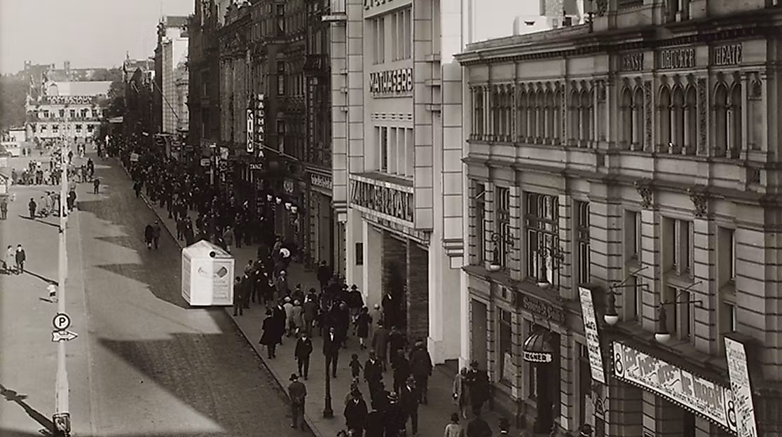 Blick auf den Spielbudenplatz um 1930