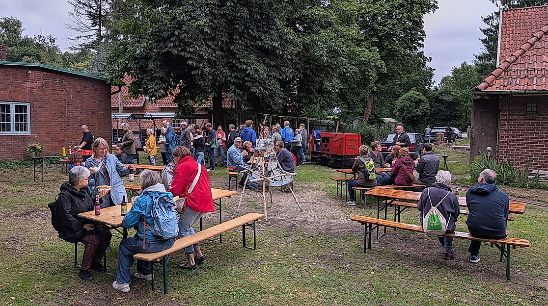 Rustikales Abendessen auf dem Betriebshof der Torfbahn