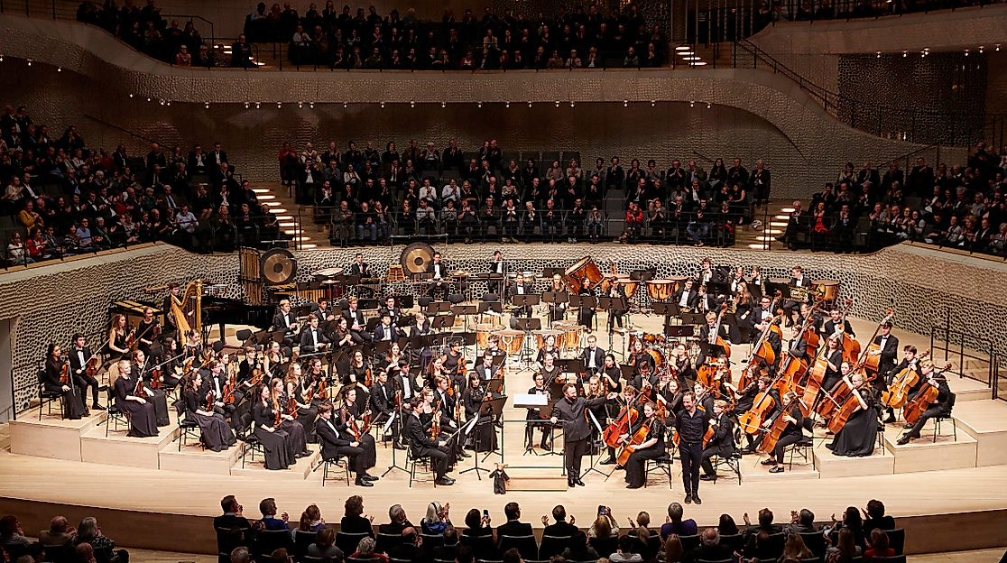 Bundesjugendorchester im großen Saal der Elbphilharmonie mit vollbesetztem Publikum.