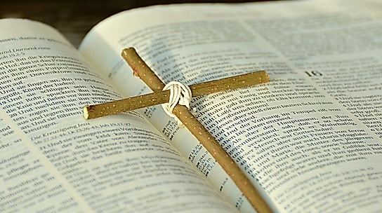 Kreuz_und_Bibel_Pixabay