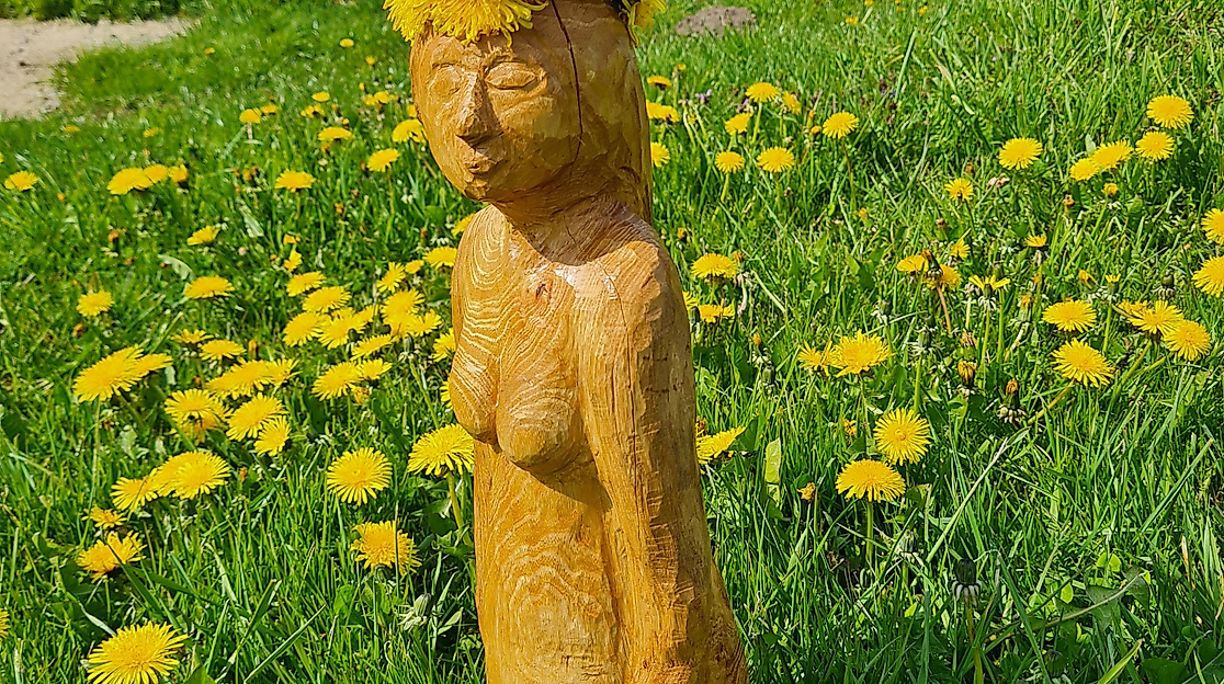 Neben Exponaten aus Materialmix zeigt Petra Schubert auch figürliche Skulpturen.