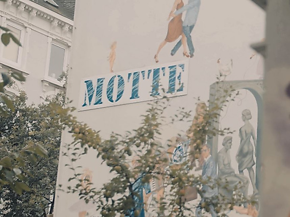 Motte with a chicken yard and street art